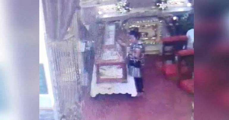 Sin temor de Dios, captan a mujer robando reliquias en iglesia de Xalmimilulco, Puebla