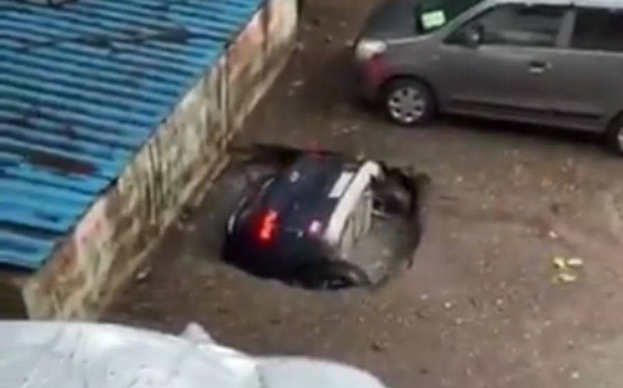 (VÍDEO) Socavón en India se traga a un auto en segundos