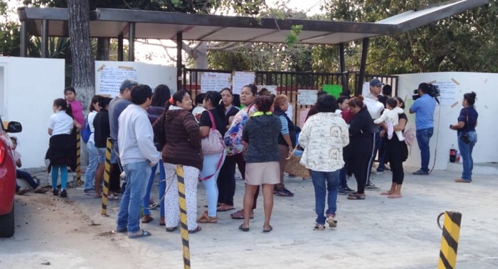 Mérida: Padres de familia cierran escuela; acusan a maestros de maltrato infantil