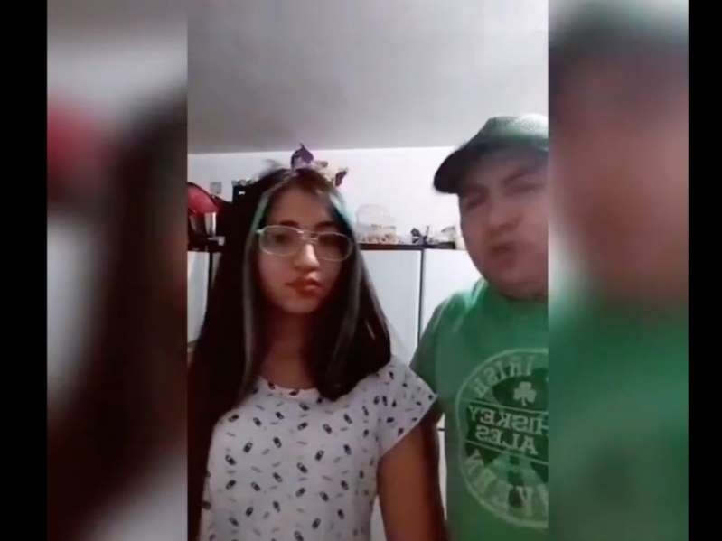 VÍDEO: Regaña a su hija por bailar reguetón en Tik Tok