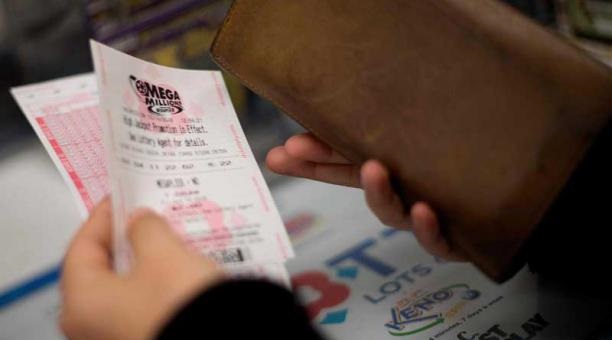Ganó 4 mdd en lotería, pero se los roban por no hablar inglés