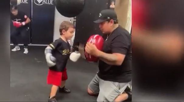 'Canelo' muestra el entrenamiento de su hijo de 4 años