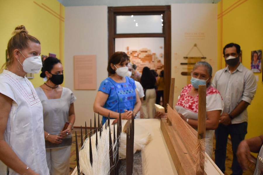 Tejedoras de Hocabá, presentes en la exposición “U sakaltbil máaxoni’”