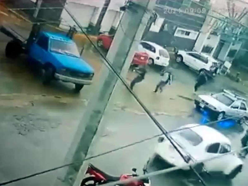 (VÍDEO) CDMX: Camión logra escapar de sujetos armados