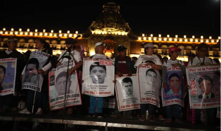 "No somos necios como dice el Presidente": padres de los 43 en el Zócalo