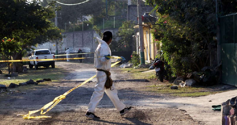 Levantan cuerpos de jóvenes ejecutados ante la mirada de niños en Morelos