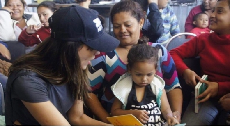 Eiza González visita a refugiados en Tijuana