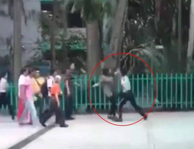 (VIDEO) Guardia golpea y taclea a mujeres que lo perseguían