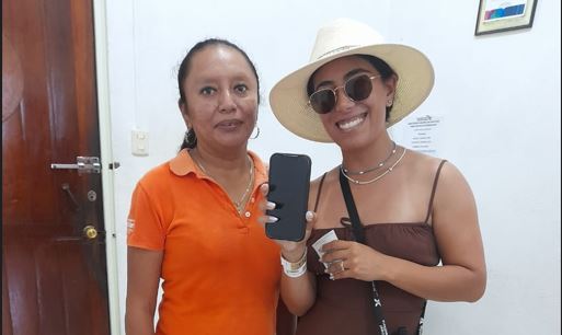 Intendente de Cultur en parador de Chichén halla y devuelve un Iphone a su dueña