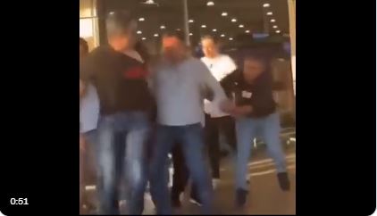 (VIDEO) Puebla: Se lían a golpes fuera del Costco por la guerra de los pasteles