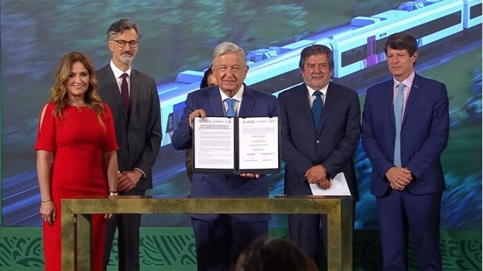 AMLO firma contrato para adquisición de vagones para el Tren Maya