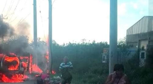 Paseo frustrado a Progreso: Tekaxeños iban a la playa pero se les incendió su camioneta