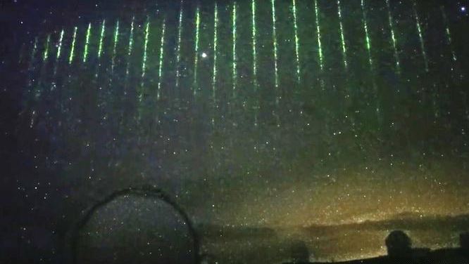 Misteriosos rayos láser procedentes del espacio iluminan el cielo de Hawái