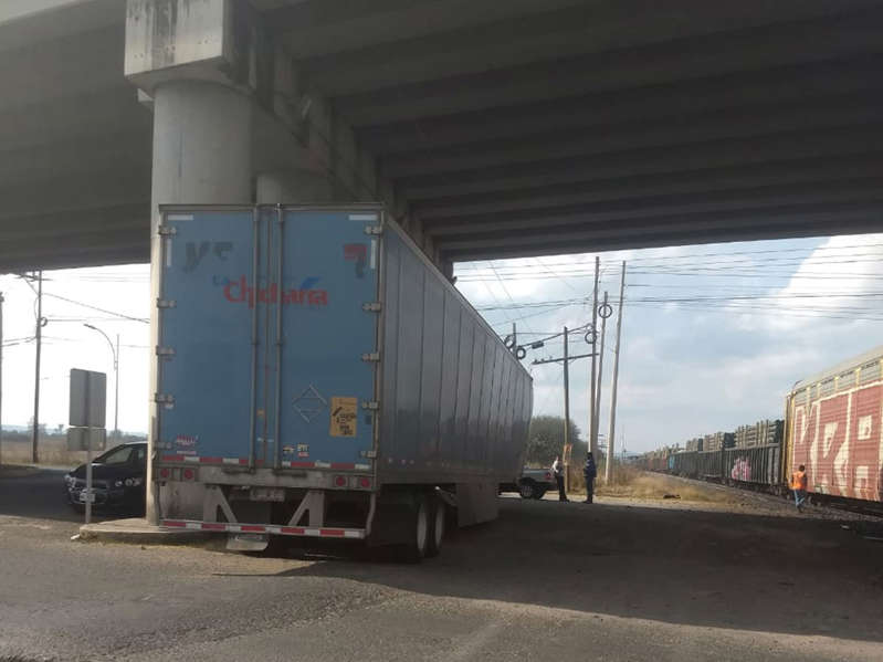 Trailero muere arrollado al intentar ganarle el paso al tren en Querétaro