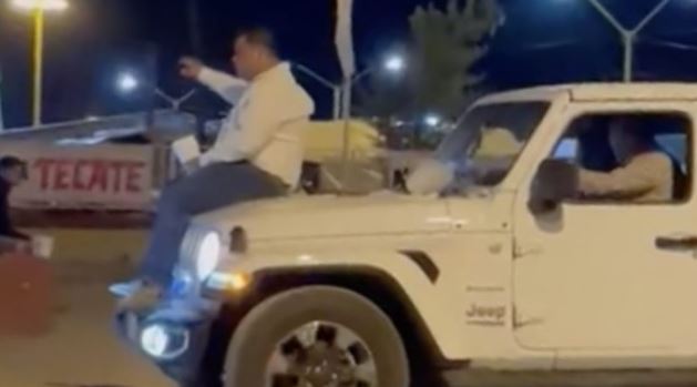 Alcalde morenista de Coahuila se pasea bebiendo en el cofre de auto lujoso
