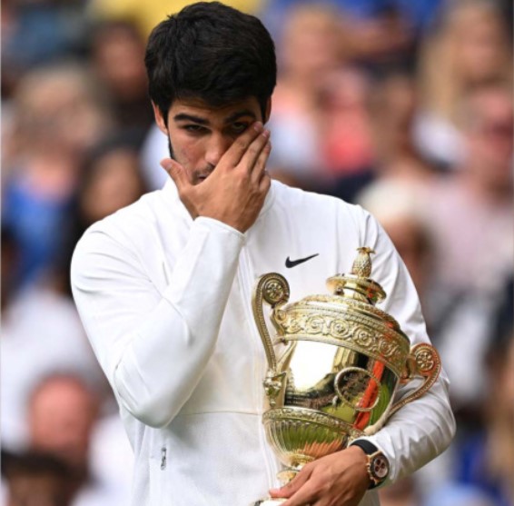 Carlos Alcaraz rompe trofeo ganado en Wimbledon durante entrevista