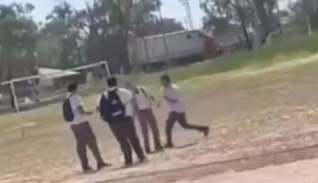 (VÍDEO) Alumno "muy macho" de CETis noquea a otro compañero en Sonora