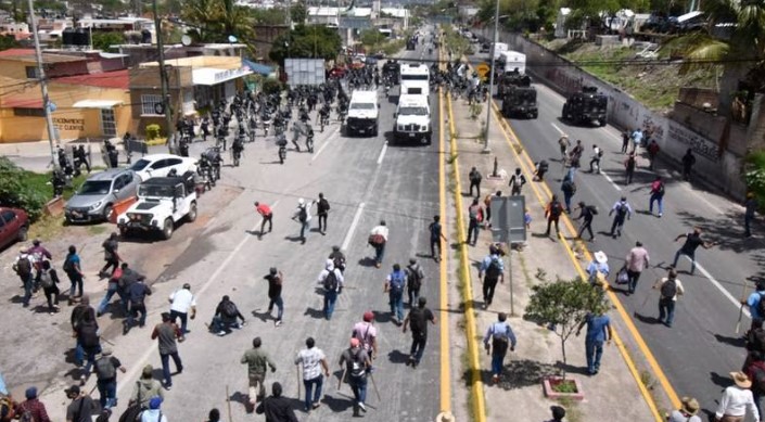 Liberan a los 13 servidores públicos retenidos y la Autopista del Sol en Chilpancingo