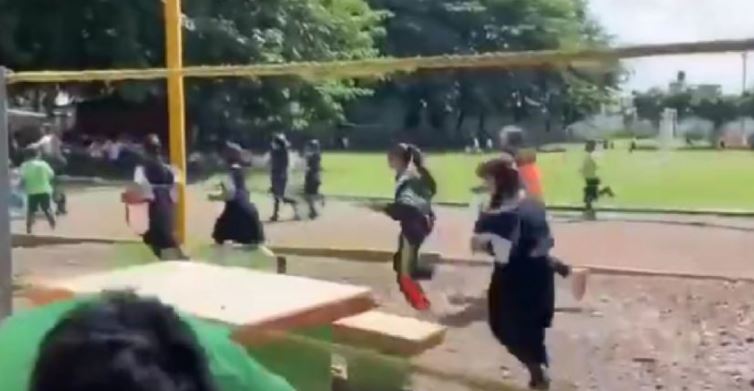 VIDEO: Balacera cerca de primaria desata terror y  niños corren despavoridos