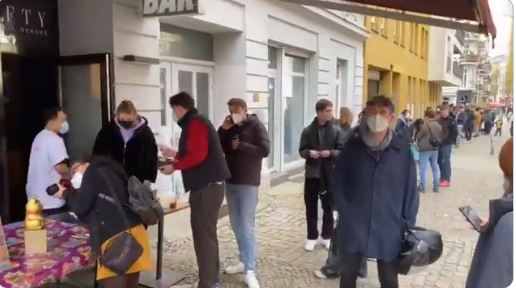 (VÍDEO) Largas filas en Alemania para comprar ¡tacos al pastor!