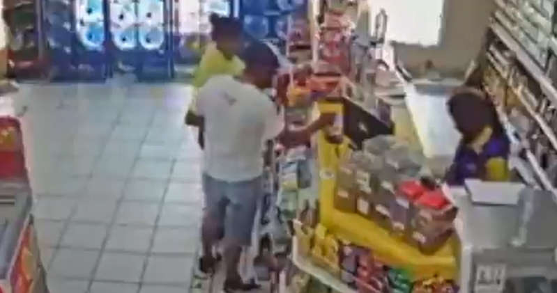 VIDEO: Mujer golpea a cajera que le pidió usar cubrebocas en Veracruz