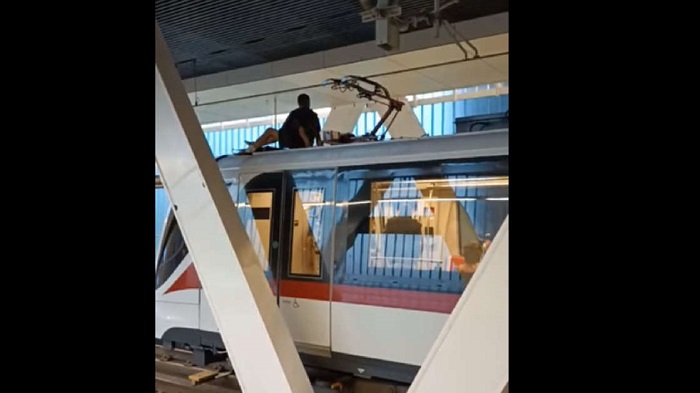 (VIDEO) Hombre sube al techo del tren ligero; se salvó de morir electrocutado