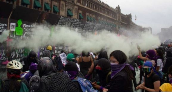 Pese a evidencias Sheinbaum niega uso de gas lacrimógeno en marcha 8M