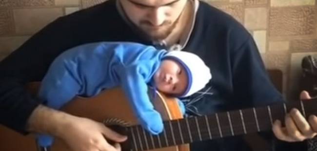 El tierno vídeo de un papá tocando la guitarra para su bebé