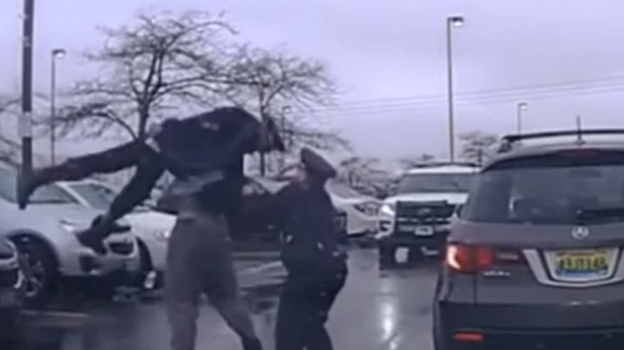 Jugador de fútbol americano arroja al suelo a policía durante enfrentamiento