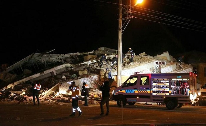 Aumentan las víctimas mortales por terremoto en Turquía; suman ya 22