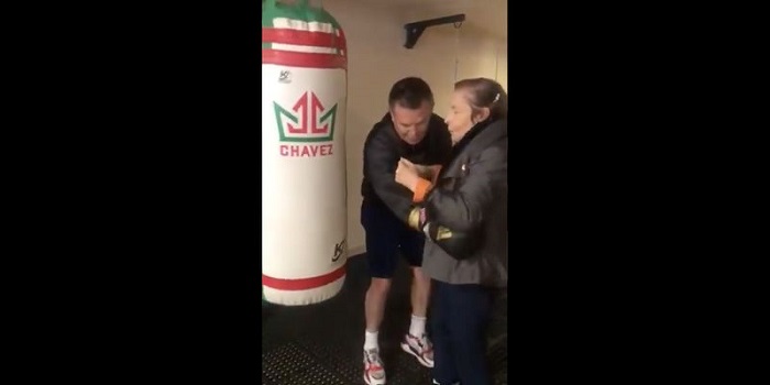 Julio César Chávez enseña a boxear a su madre