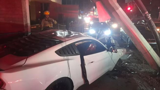 Jalisco: Aparatoso choque protagonizado por menores a bordo de un Mustang