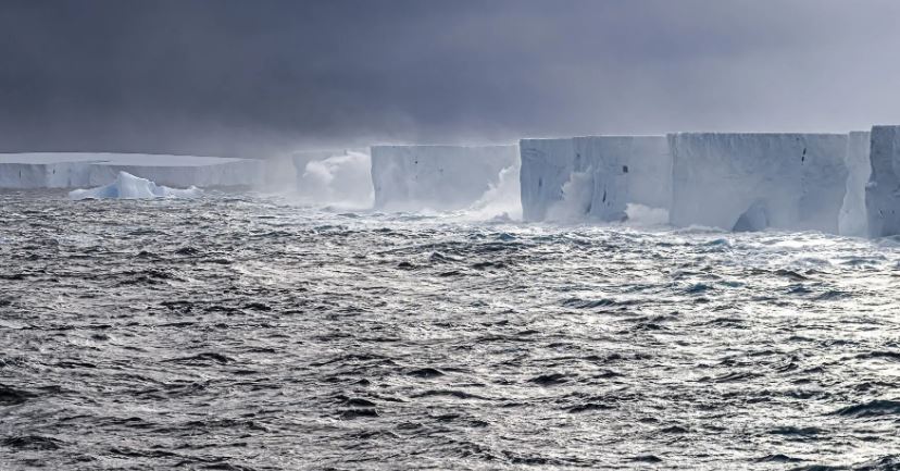 El iceberg más grande del mundo sigue girando en círculos tras liberarse