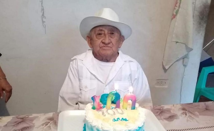 Yucatán: Con pandemia y 'Cristobal', abuelito cumplió 100 años de edad