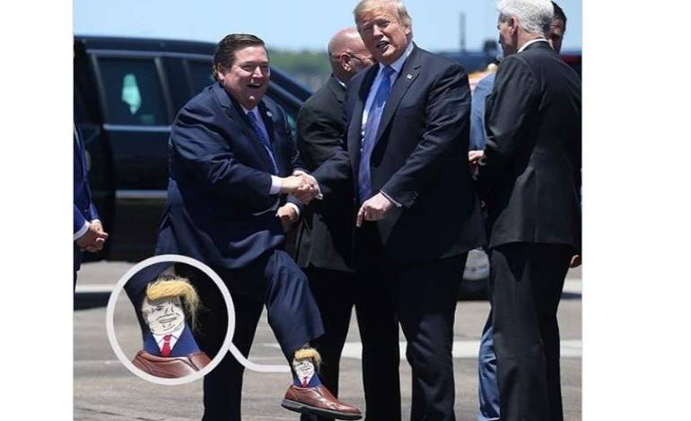 Gobernador de Luisiana recibe a Trump usando medias con la imagen de Trump