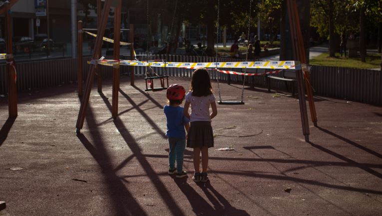 España: Niños van a jugar pero no pueden; aún están encintados para evitar contagios