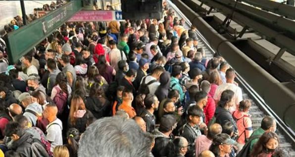 CDMX: ‘Es un asco...”, usuarios por atrasos en varias líneas del Metro