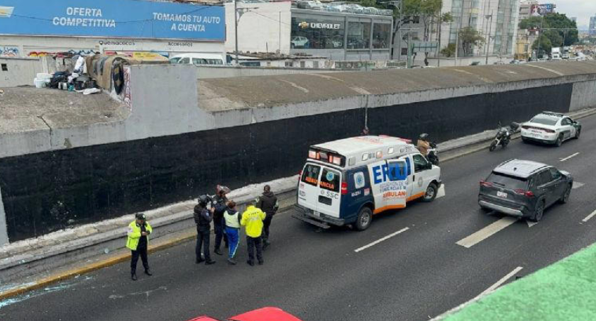 CDMX: Indigente cae desde puente vehicular a carriles centrales y casi es arrollado