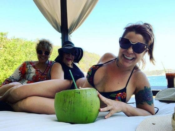 Alejandra Guzmán hace su fiesta en hotel de Cancún y debe $50 mil