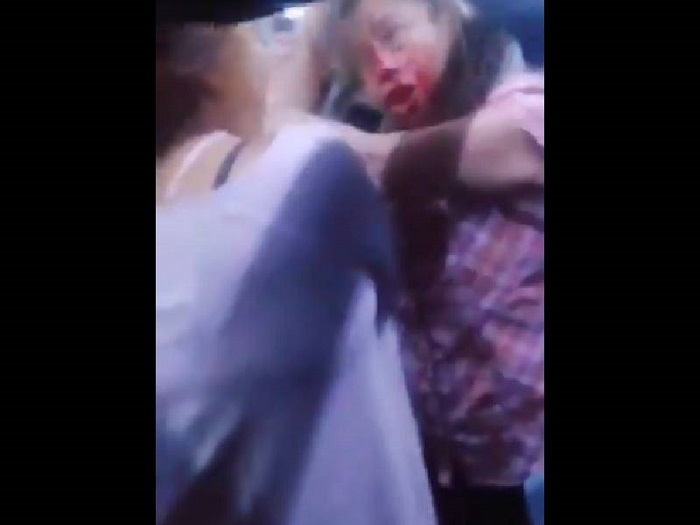 (VIDEO) Mujeres disputan a golpes a su "hombre" en un camión