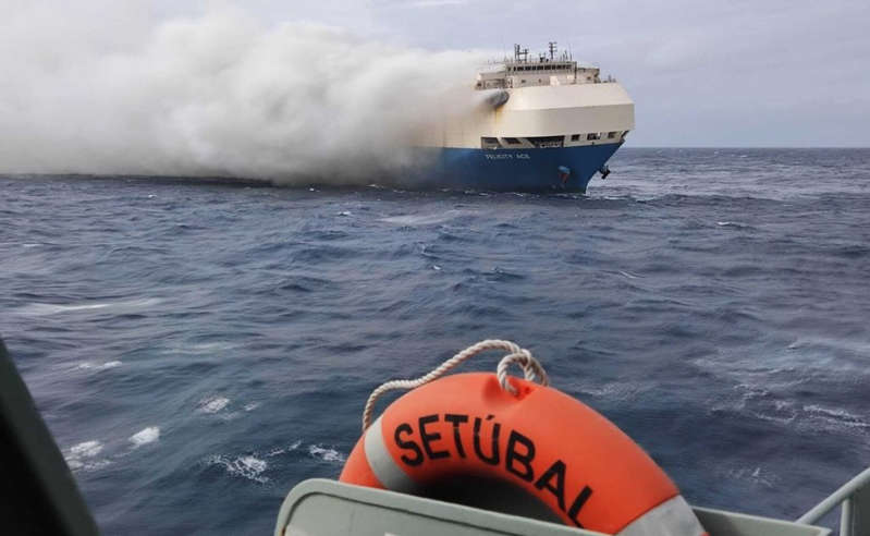 Enorme buque se va a pique con autos en el Océano Atlántico; preocupa contaminación
