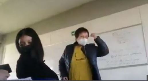 (VÍDEO) Puebla: Filtran vídeo de maestra ofendiendo a sus alumnos