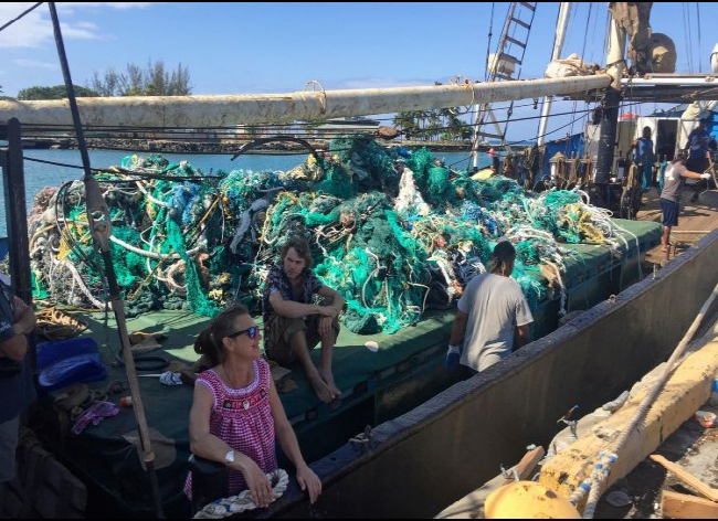 Extraen 40 toneladas de redes abandonadas en el Pacífico