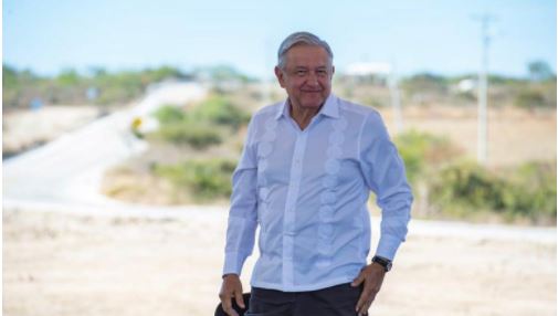 Retienen a AMLO para exigirle caminos en Oaxaca