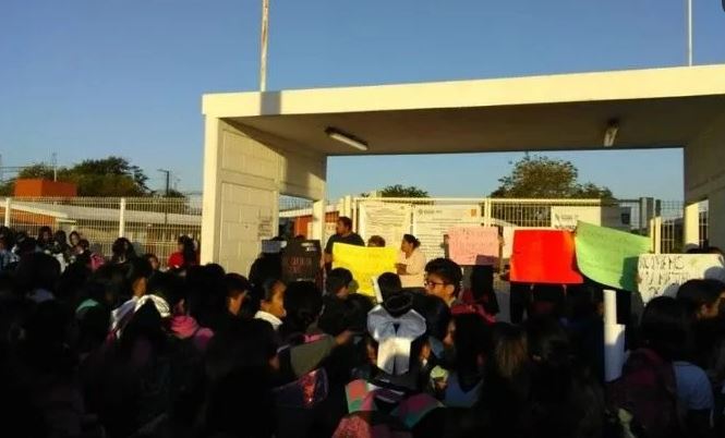 Mérida: Acusan a maestra de querer estafar a alumnos