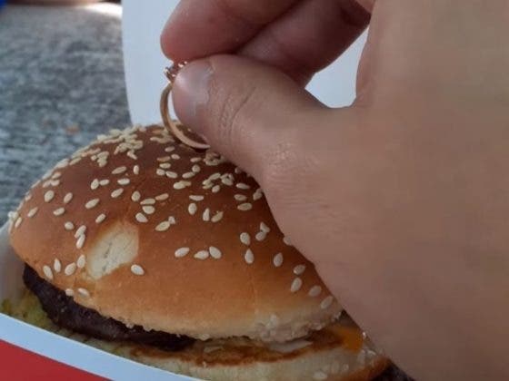 VIDEO: Joven propone matrimonio con una hamburguesa y su novia se burla
