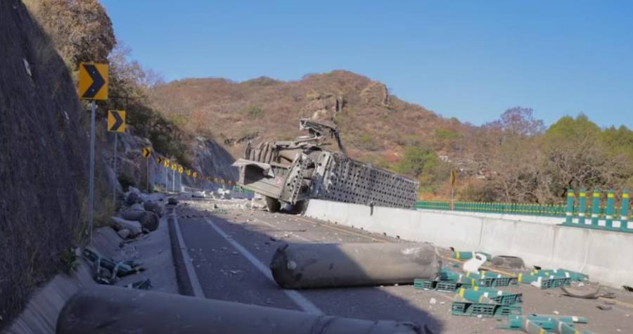 Vuelca tráiler con tanques de gas natural sobre La Pera-Cuautla; conductor se dio a la fuga