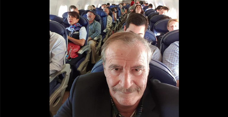 Fox publica selfie para atacar a AMLO: “Como López en avioncito comercial”