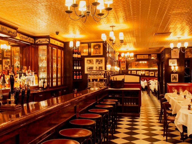 Cierran bares y restaurante por rebrotes de Covid-19 en Nueva York