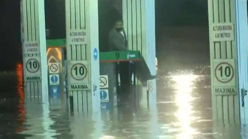 Por inundación, trabajador de Pemex queda atrapado sobre una bomba por 3 horas